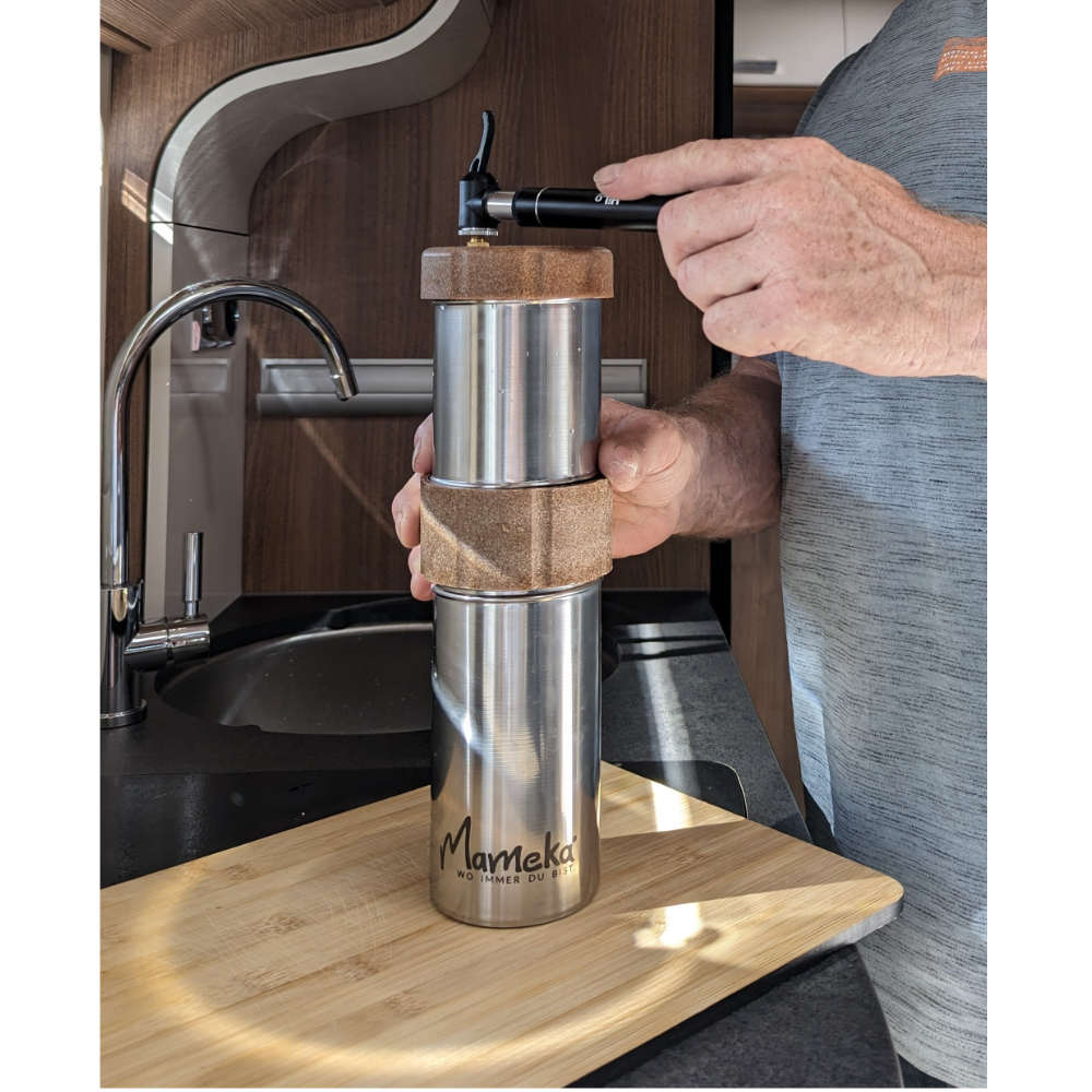 Mameka Travelbuddy portabler Wasserfilter incl. Mini-Handpumpe